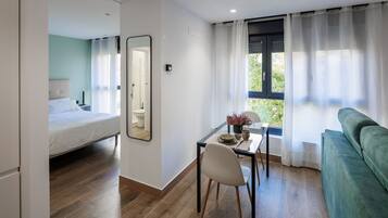 Familie appartement | Woonruimte | Een 40-inch smart-tv met digitale zenders, een televisie en Netflix