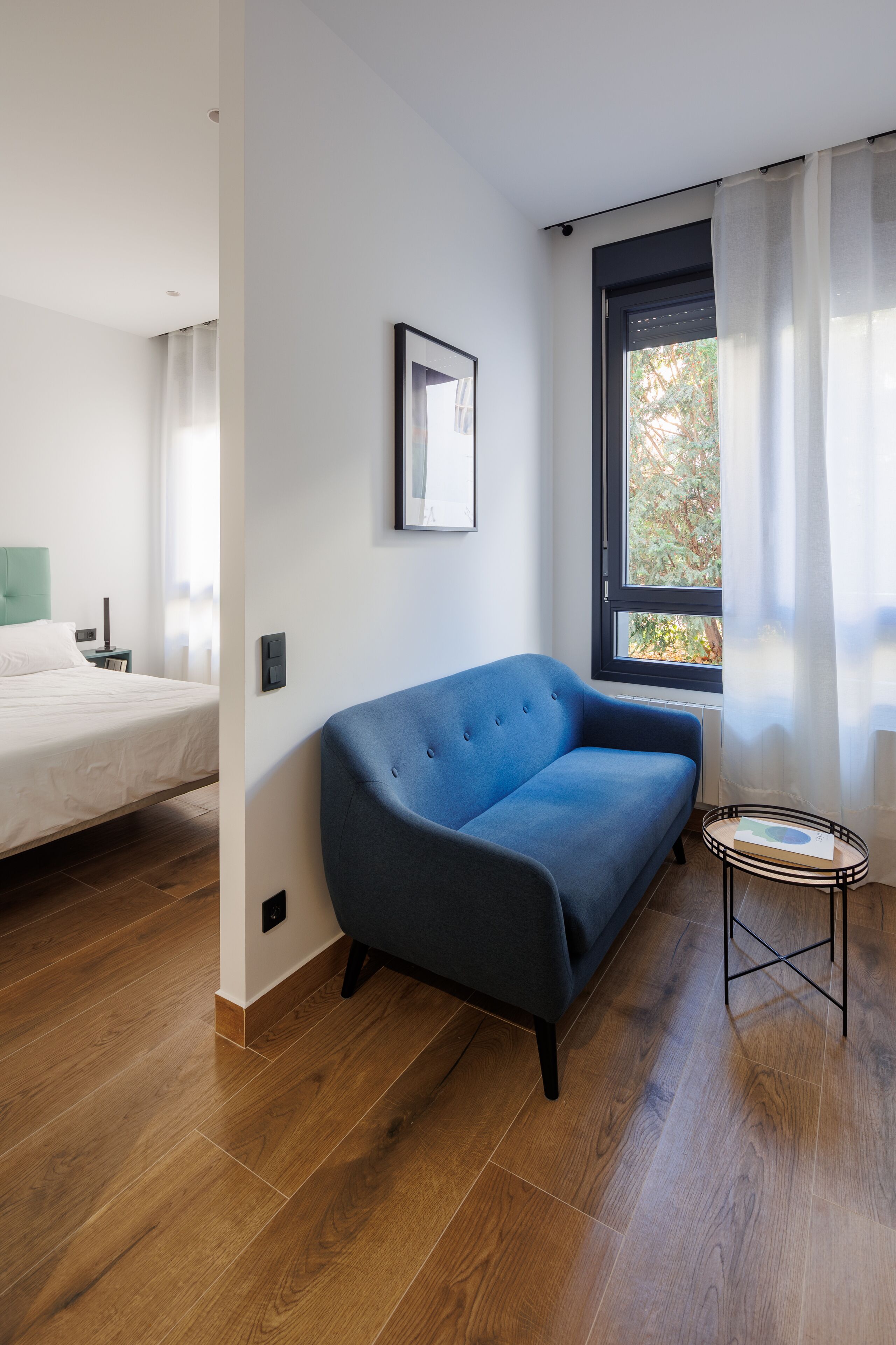 City appartement | Woonruimte | Een 40-inch smart-tv met digitale zenders, televisie en Netflix