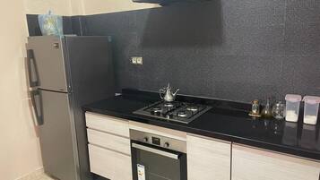 Een oven, eettafels