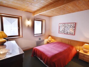 4 bedrooms, free WiFi, bed sheets