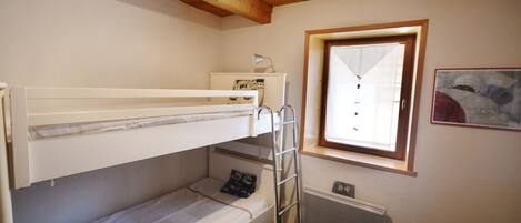 4 bedrooms, free WiFi, bed sheets