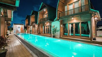 Una piscina al aire libre