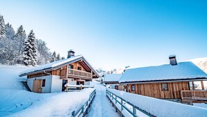 A wooden lodge with a balcony and a covered porch, surrounded by snow-covered trees and a clear sky. - 3* Chalet Valmorel, ski-in/ski-out, 3 bedrooms, parking, WIFI (Valmorel)