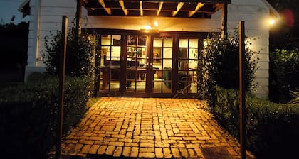 Firefly Resort: House & Cottage on 10 acres. BBQ deck, pool, tennis court, lawns