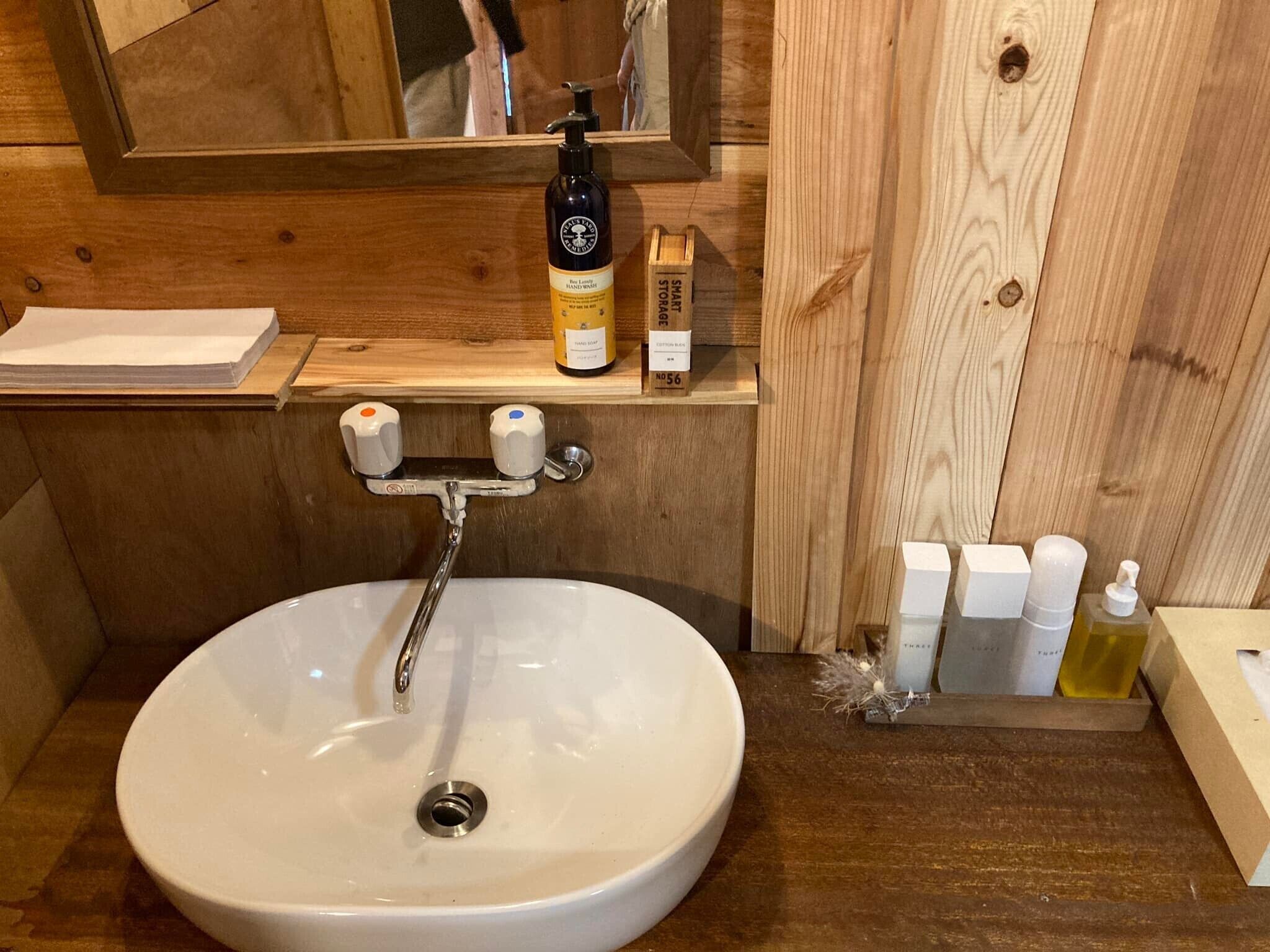 Badekar, hårtørrer, bidet, håndklæder