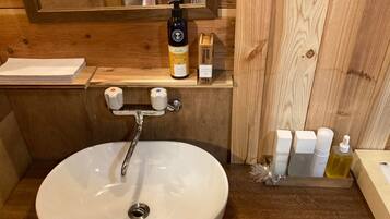 Badekar, hårtørrer, bidet, håndklæder