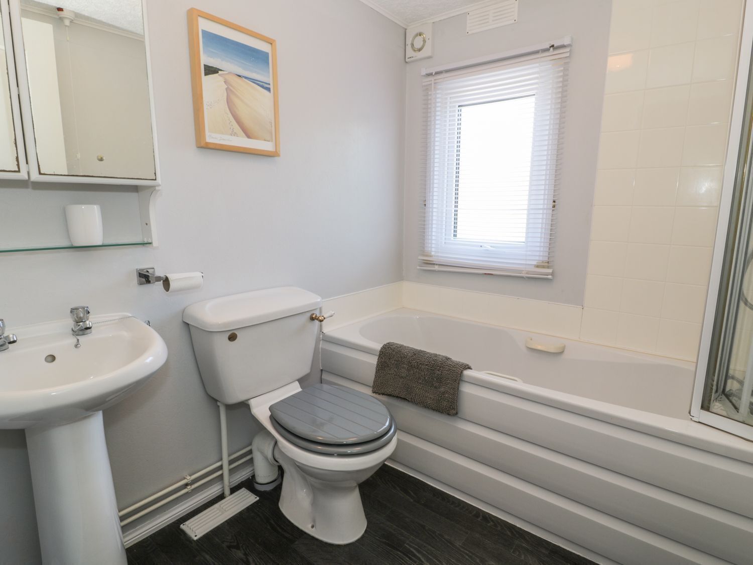 Un baño con inodoro, lavamanos y bañera.