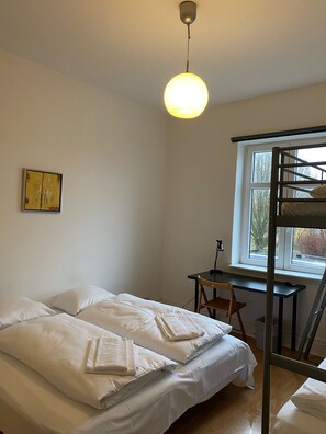 Basic Quadruple Room | Meja, Wi-fi percuma, cadar katil 