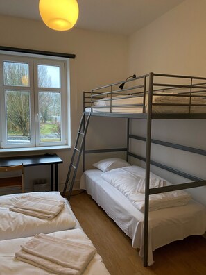 Basic Quadruple Room | Meja, Wi-fi percuma, cadar katil 