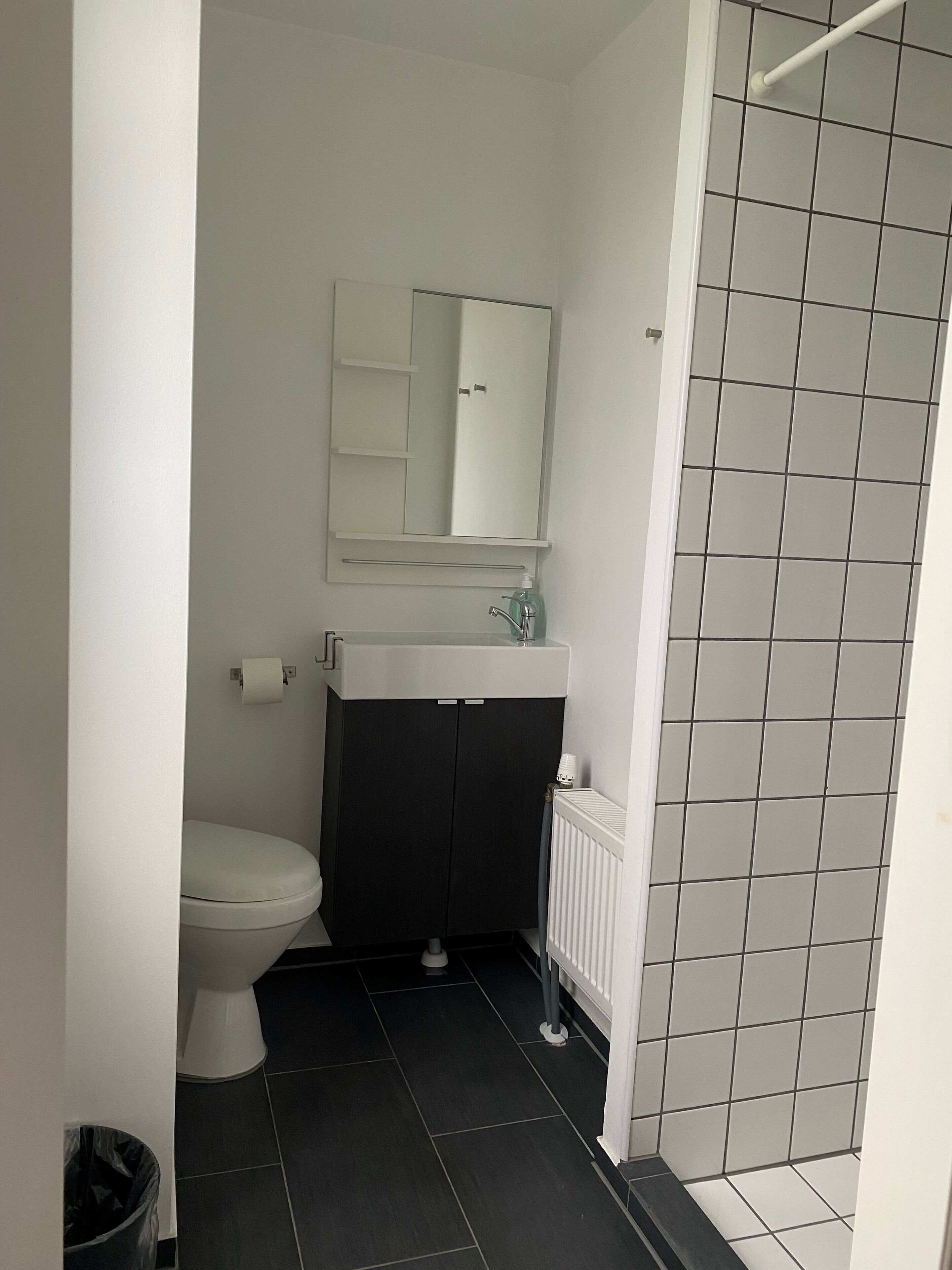 Basic Double or Twin Room, 2 Single Beds | Bathroom | Towels
