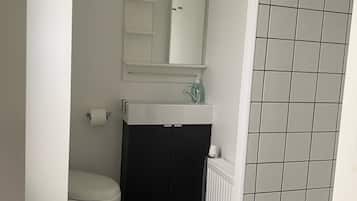 Basic Double or Twin Room, 2 Single Beds | Bathroom | Towels