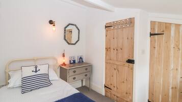 Cottage | 2 bedrooms, individually decorated, individually furnished, free WiFi