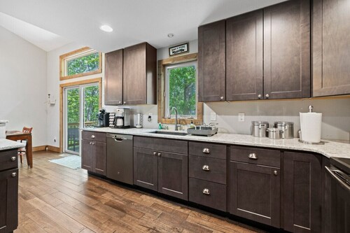 Silver Linings - Hot Tub, Mountain Views, Close to Town, Pet Friendly