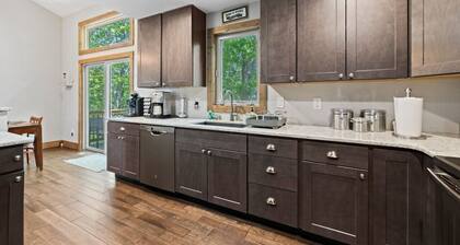 Silver Linings - Hot Tub, Mountain Views, Close to Town, Pet Friendly