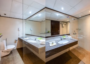 Super Deluxe Room | Bathroom | Shower, free toiletries, slippers, towels