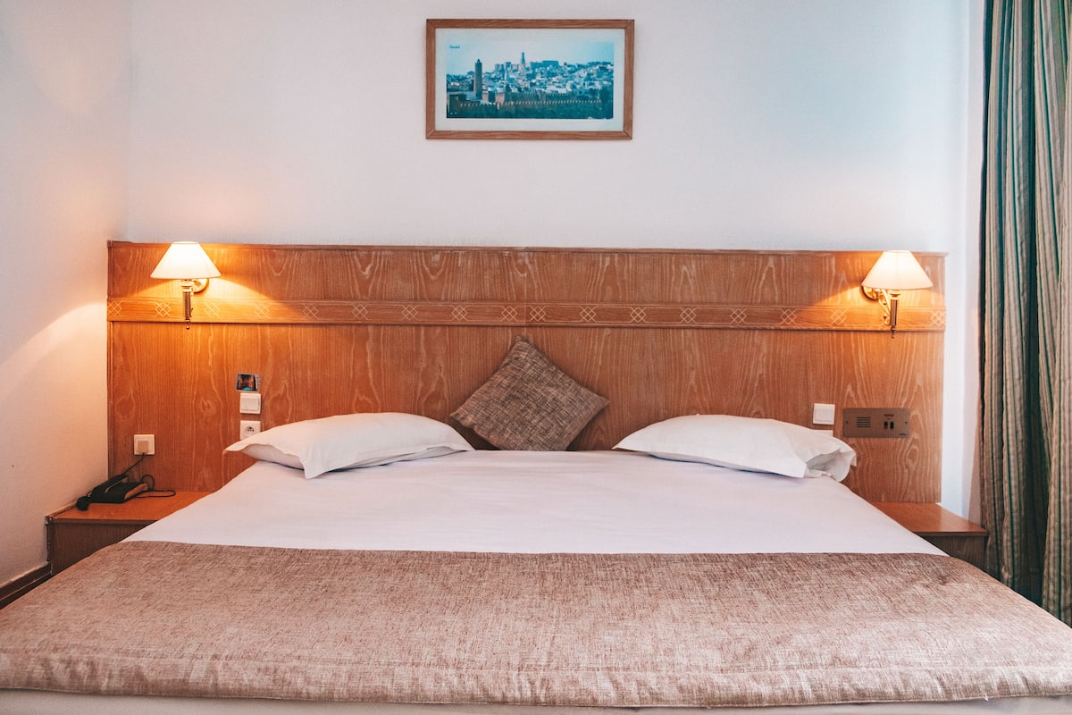 Standard Triple Room | Minibar, desk, travel crib, bed sheets