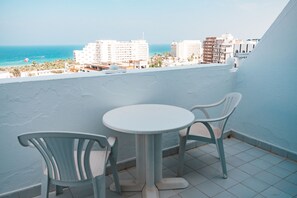 Minibar, escritorio, cuna de viaje y ropa de cama 