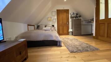 Desk, iron/ironing board, free WiFi, bed sheets