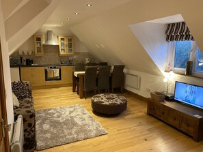 Smart TV, printers - Studio apt, parking, close walk to beach and town. (Whitstable)