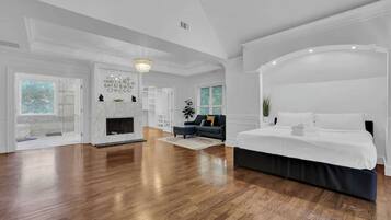 6 phòng ngủ, bàn, bàn ủi/dụng cụ ủi quần áo