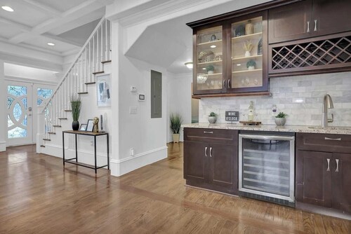 This house is a 6 bedroom(s), 6.5 bathrooms, located in Atlanta, GA.