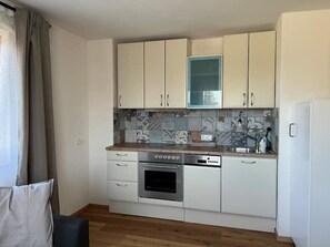 Kühlschrank, Ofen, Herdplatte, Geschirrspüler