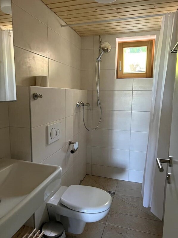 Douche, sĂšche-cheveux, serviettes fournies, savon
