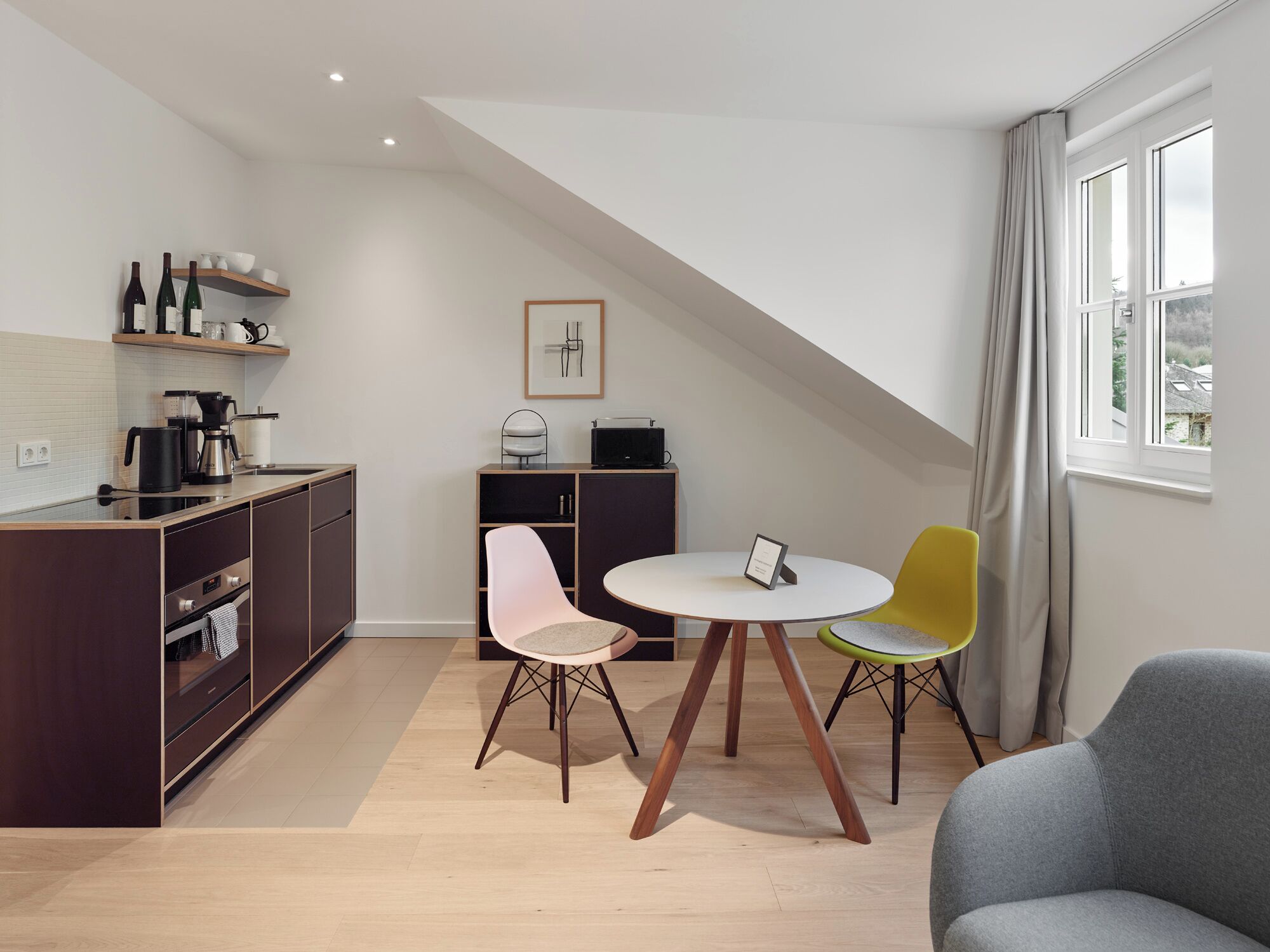 Eine moderne Küche mit Essbereich, inklusive Tisch, Stühlen und einer Couch.