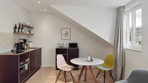 Een moderne keuken met een eethoek, inclusief een tafel met stoelen en een bank.