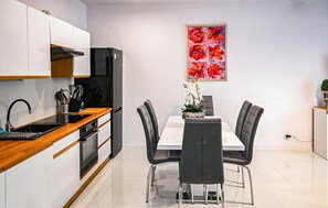 Kühlschrank, Ofen, Herdplatte, Wasserkocher mit Kaffee-/Teezubehör