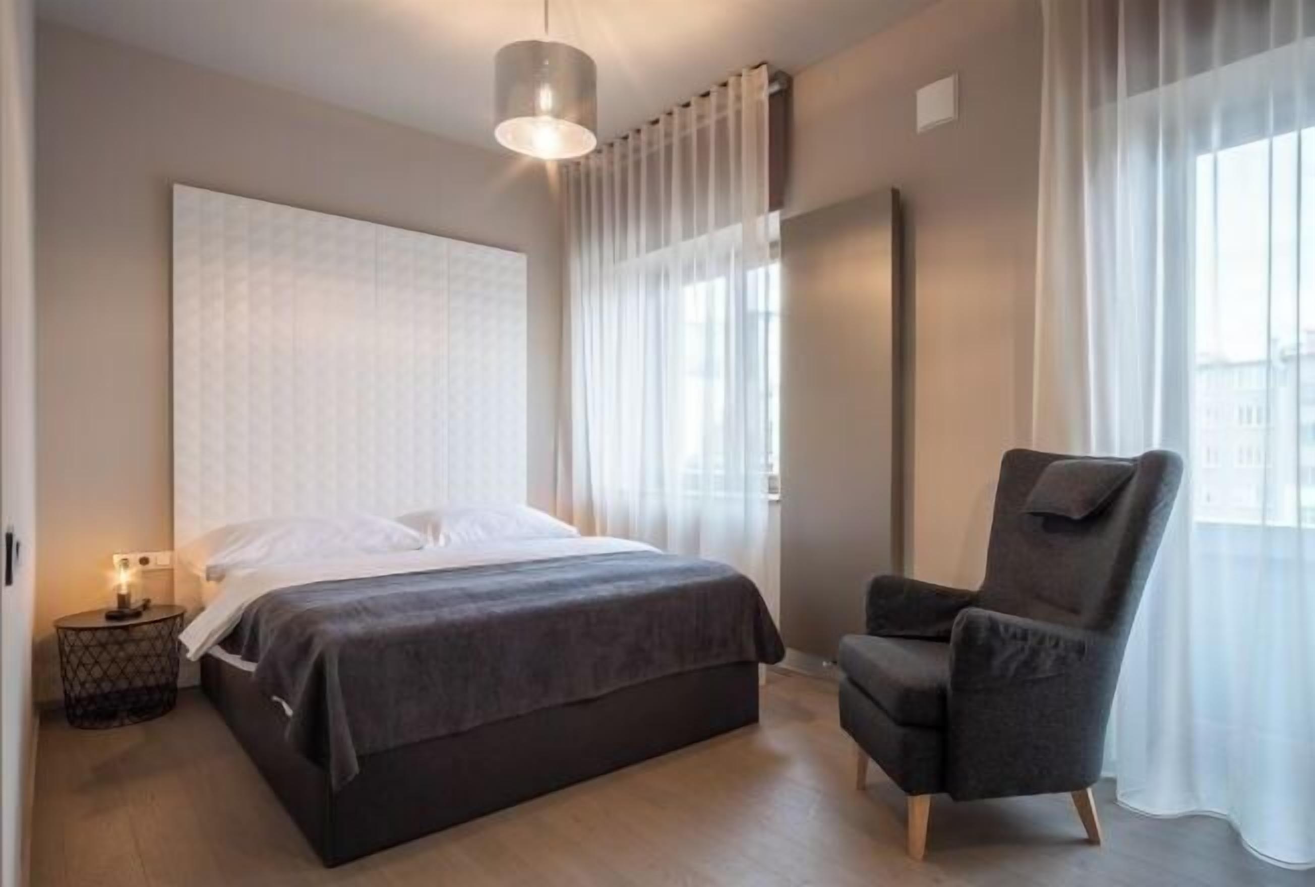 Een kluis op de kamer, verduisterende gordijnen, geluiddichte muren