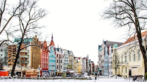 A snow-covered street with colorful historic buildings. - Studio Apartment With Terrace, own Parking Space and a Small Lake 500 m Away (Papendorf)