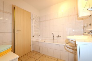 Studio, Terrasse | Badezimmer