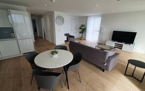 Dining - Royal Wharf Excel - 2 Bed Close To City Airport (London)