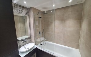 Leilighet, 2 soverom, balkong | Bad