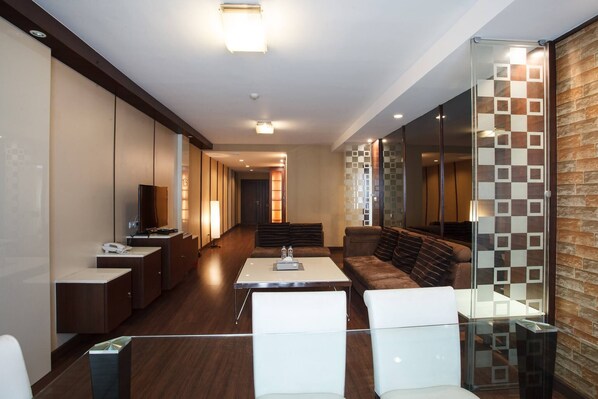 Apartment, 2 Bedrooms, Accessible, Balcony | Interior
