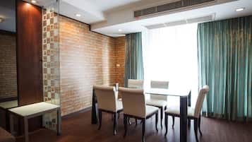 Apartment, 2 Bedrooms, Accessible, Balcony | Dining
