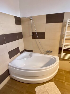 Apartment, 1 Bedroom, Garden View | Bathroom - Tanners Tower Central Condo (Sibiu)