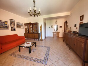 Appartamento, 3 camere da letto, balcone, vista città | Area soggiorno | Libri