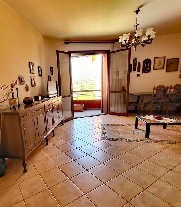 Appartamento, 3 camere da letto, balcone, vista città | Soggiorno | Libri