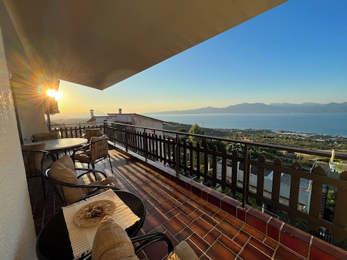 Holiday Home With Unique Views And Private Garden