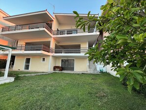 House, 3 Bedrooms, Balcony, Garden View | Front of property