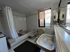 House, 3 Bedrooms, Balcony, Garden View | Bathroom