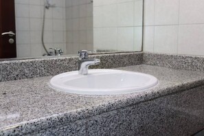 Apartment, 1 Bedroom, Accessible, Smoking | Bathroom