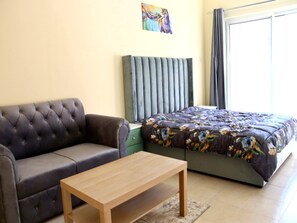 Living area - Stunning Family Friendly Studio Close To Dubai Hub (Dubai)