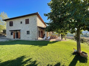 A stone house with a patio and outdoor seating area. - Detached Villa - Sleeps 10 - Pool - Pergola - Playground for Children - Wifi (Todi)