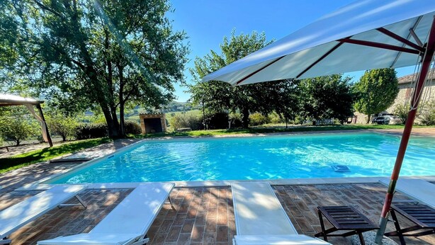 A swimming pool with two sun loungers and a covered area. - Detached Villa - Sleeps 10 - Pool - Pergola - Playground for Children - Wifi (Todi)