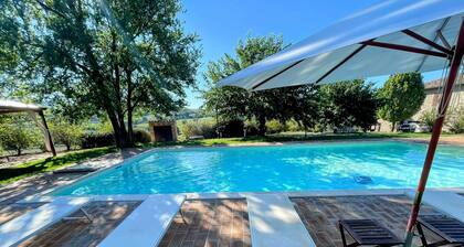 Detached Villa - Sleeps 10 - Pool - Pergola - Playground for Children - Wifi