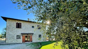 A stone building with a tiled roof, a wooden door, and a small window. - Detached Villa - Sleeps 10 - Pool - Pergola - Playground for Children - Wifi (Todi)