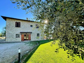 Exterior - Detached Villa - Sleeps 10 - Pool - Pergola - Playground for Children - Wifi (Todi)